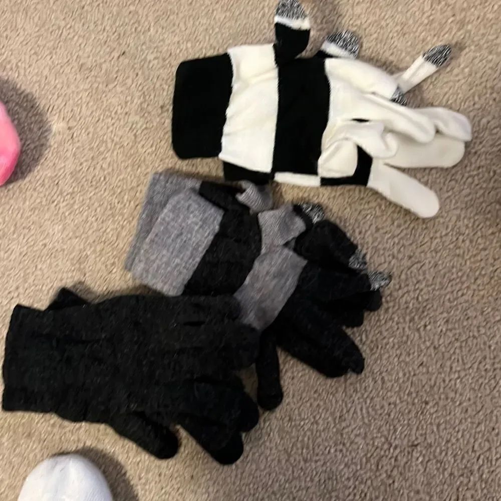 3 pairs of never worn tech knit gloves
